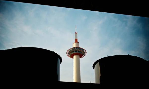 Una Vista Bajo Ángulo Torre Kyoto Ubicada Kyoto Japón Bajo —  Fotos de Stock