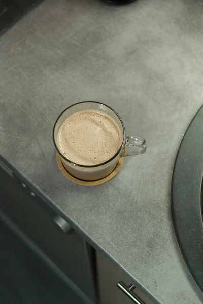 Eine Vertikale Aufnahme Eines Cappuccino Einem Durchsichtigen Becher — Stockfoto