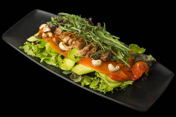 Una Ensalada Capas Con Carne Asada Pimienta Aguacate Lechuga Verduras — Foto de Stock