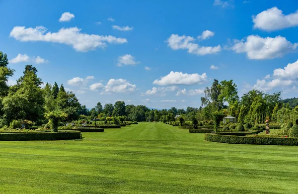 Una Hermosa Vista Parque Con Árboles Verdes Plantaciones Bajo Cielo — Foto de Stock