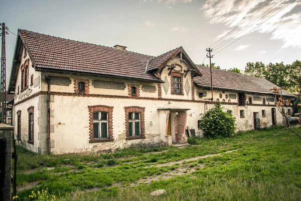 Крупный План Дома Поле Зеленой Травой — стоковое фото