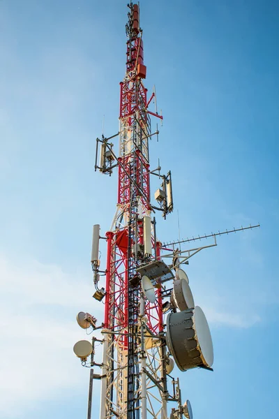 Tiro Ângulo Baixo Uma Torre Telecomunicações Sob Céu Brilhante — Fotografia de Stock