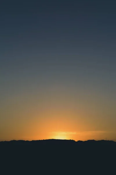 Une Majestueuse Merde Verticale Une Silhouette Paysage Avec Une Vue — Photo