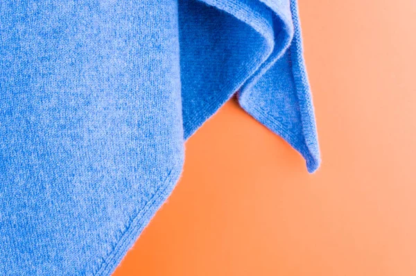 Tiro Close Pedaço Pano Azul Uma Superfície Laranja — Fotografia de Stock