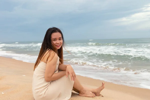 Genç Güzel Bir Asyalı Kadın Sahilde Oturuyor Poz Veriyor — Stok fotoğraf