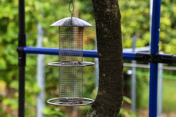 昼間の公園の木の上の金属鳥の餌場の閉鎖 — ストック写真