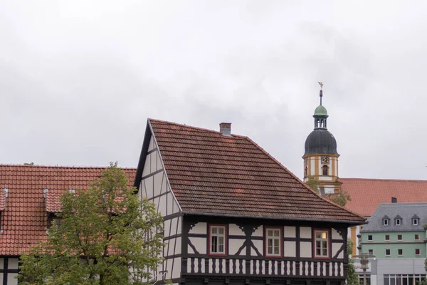 Ein Ländliches Modernes Hausdetail Mit Rotem Ziegeldach Und Einzigartigen Architektonischen — Stockfoto