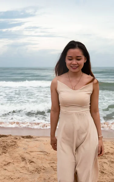 Vertikal Bild Ung Vacker Asiatisk Kvinna Stranden — Stockfoto