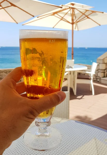 Disparo Vertical Mano Una Persona Sosteniendo Vaso Cerveza Fría Playa —  Fotos de Stock