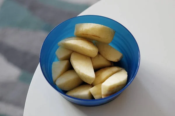 Closeup High Angle Shot Cut Apples Blue Bowl — Stock Photo, Image