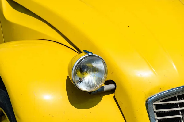 Primer Plano Faro Amarillo Vintage Coche Pie Una Exposición —  Fotos de Stock