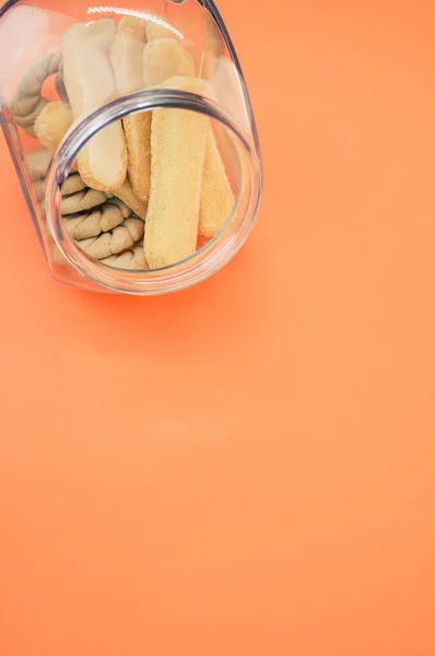 Plan Vertical Bol Biscuits Sur Une Surface Orange — Photo