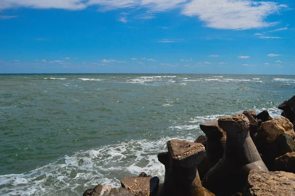 Una Hermosa Vista Del Tranquilo Océano Junto Costa Rocosa —  Fotos de Stock