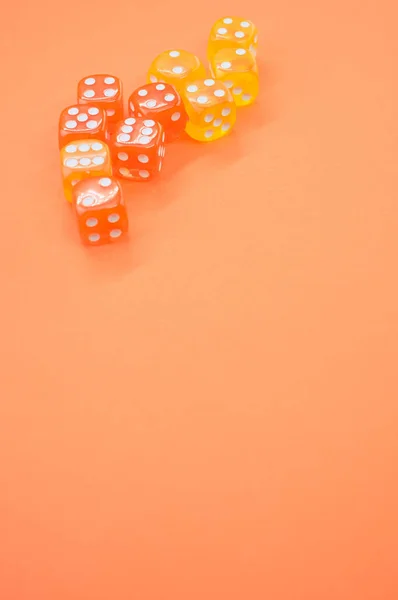 Een Verticaal Shot Van Dobbelstenen Een Oranje Oppervlak — Stockfoto