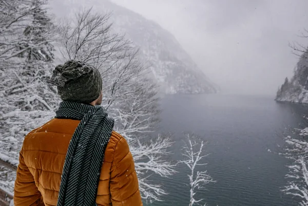 Widok Tyłu Człowieka Ubranego Ciepłe Ubrania Patrzącego Jezioro Podczas Mroźnej — Zdjęcie stockowe