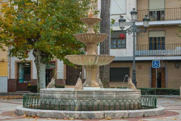 Uma Fonte Água Parque Frente Prédio Apartamentos — Fotografia de Stock