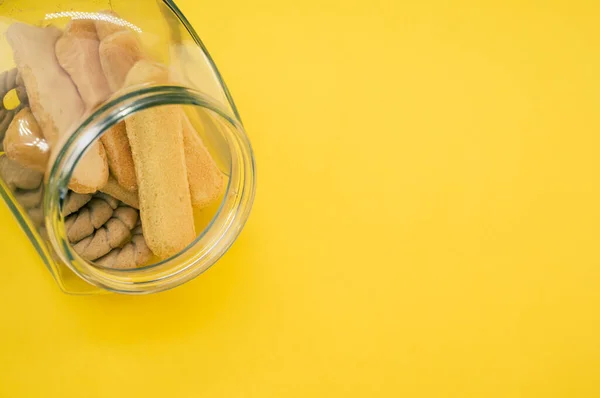 Tiro Ángulo Alto Tazón Galletas Sobre Una Superficie Amarilla —  Fotos de Stock