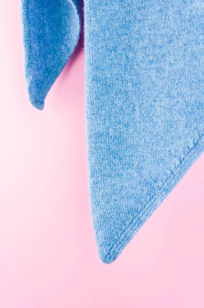 Вертикальний Знімок Шматка Синьої Тканини Рожевій Поверхні — стокове фото