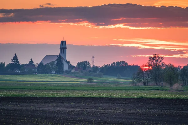 Strzał Fantastycznego Zachodu Słońca Nad Wioską Białą Wieżą — Zdjęcie stockowe