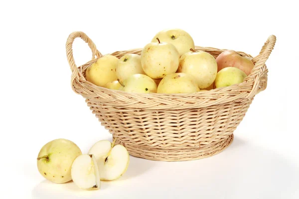 Ein Korb Mit Saftigen Gelben Äpfeln Isoliert Auf Weißem Hintergrund — Stockfoto