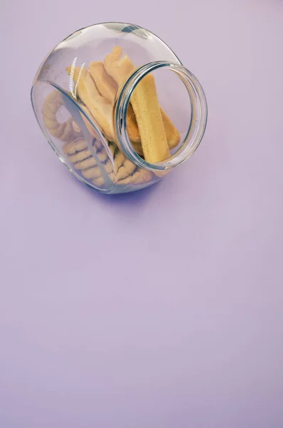 Disparo Vertical Tazón Galletas Sobre Una Superficie Púrpura —  Fotos de Stock