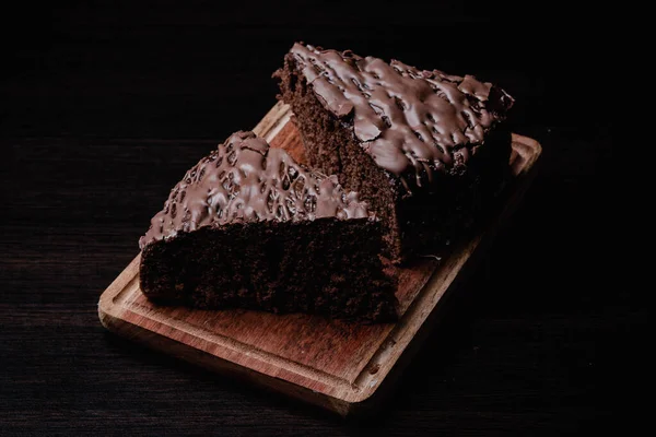 Närbild Två Bitar Välsmakande Chokladkaka Träskiva — Stockfoto