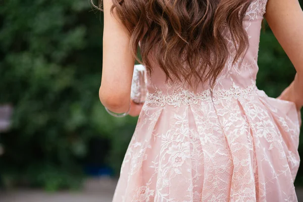 ピンクのドレスの若い新婦付添人の選択的な焦点のショット — ストック写真