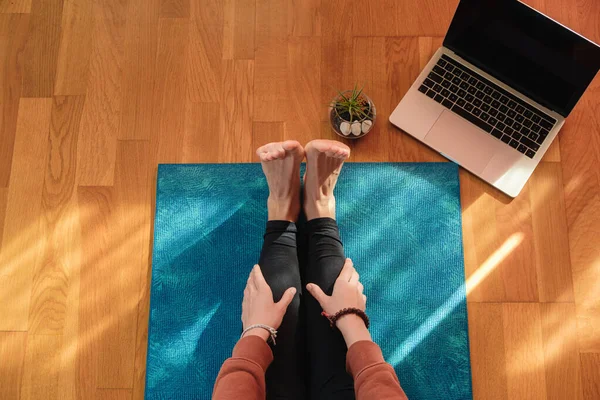 Female Stretching Mat Online Yoga Class — Stock Photo, Image
