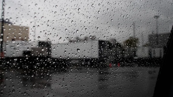 Eine Nahaufnahme Der Regentropfen Auf Der Autoscheibe Nach Dem Regen — Stockfoto