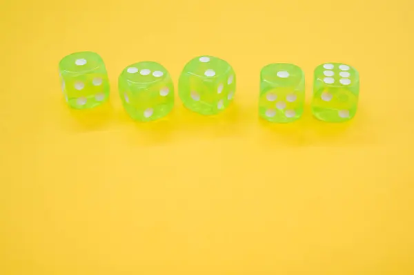 Een Bovenste Uitzicht Close Van Vijf Neon Groene Dobbelstenen Geïsoleerd — Stockfoto