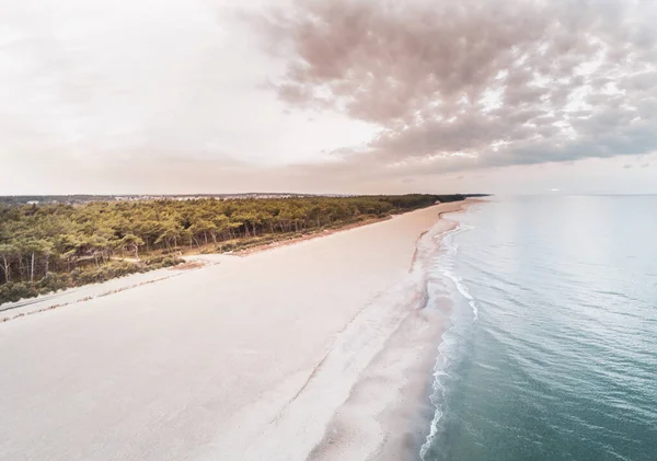Uno Scatto Aereo Onde Sulla Spiaggia Sabbiosa Isola — Foto Stock