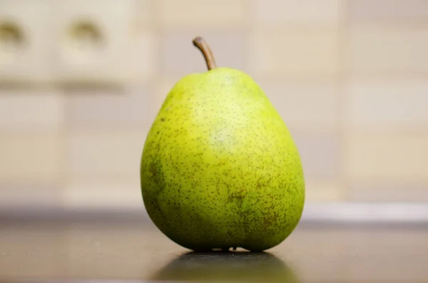 Eine Nahaufnahme Einer Grünen Reifen Birne Auf Einem Tisch — Stockfoto