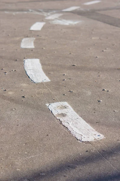 Розбиті Білі Лінії Асфальтній Дорозі Вказує Можете Змінювати Смуги Руху — стокове фото