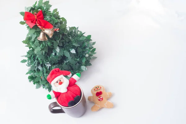 Beyaz Arka Planda Oyuncakları Olan Bir Noel Ağacı — Stok fotoğraf