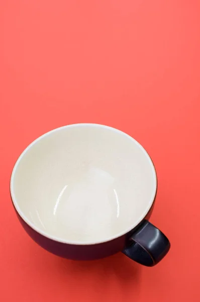 Disparo Vertical Una Taza Azul Oscuro Blanco — Foto de Stock