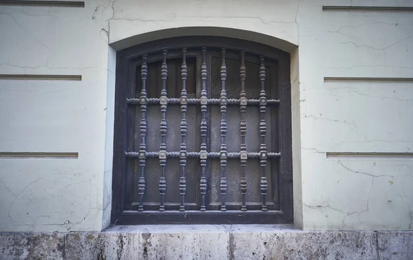 Une Fenêtre Métallique Sur Mur Vieux Bâtiment — Photo