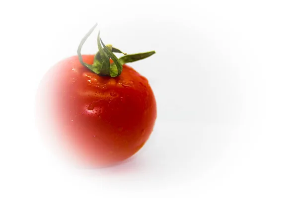 Eine Nahaufnahme Einer Nassen Reifen Tomate Isoliert Auf Weißem Hintergrund — Stockfoto