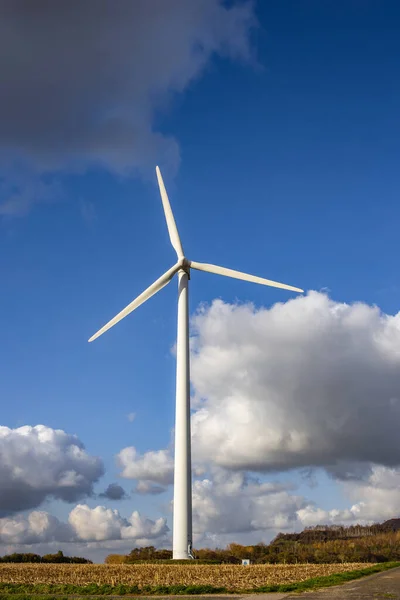Vertical Shot Single Windmill Electric Power Production Field Cloudy Sky — Stock Photo, Image