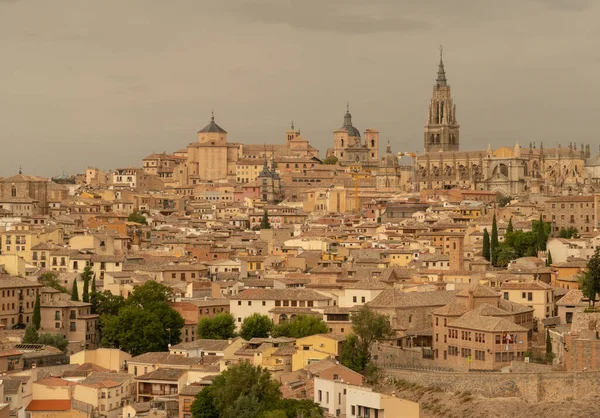 Krásné Město Toledo Zářící Pod Zataženou Oblohou Španělsku — Stock fotografie