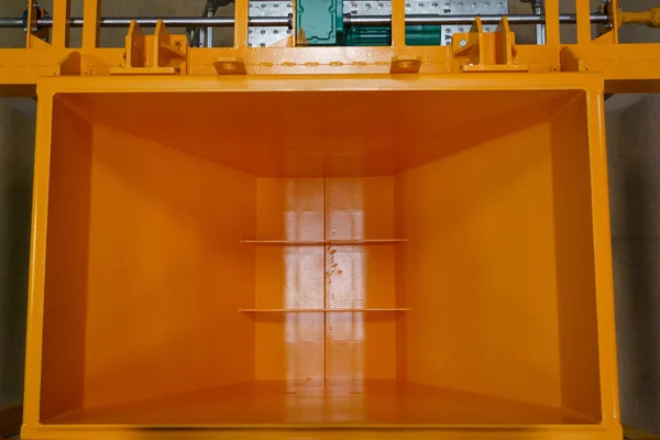 Egy Közeli Kép Egy Hatalmas Narancssárga Tartályról — Stock Fotó