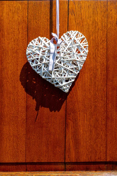 Plano Vertical Una Decoración Forma Corazón Colgando Una Puerta Madera — Foto de Stock