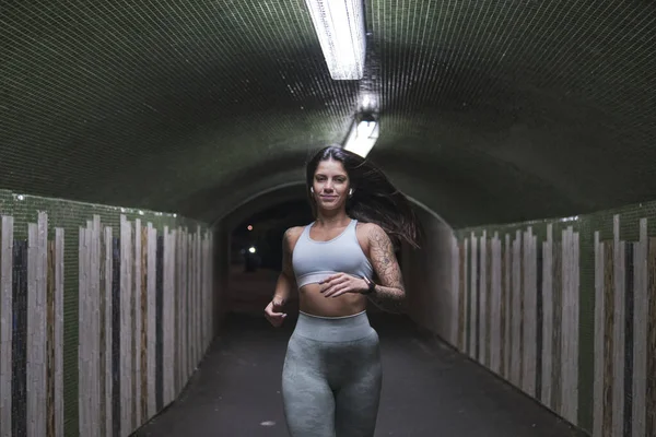 Uma Jovem Européia Com Tatuagens Correndo Túnel Durante Treino Livre — Fotografia de Stock