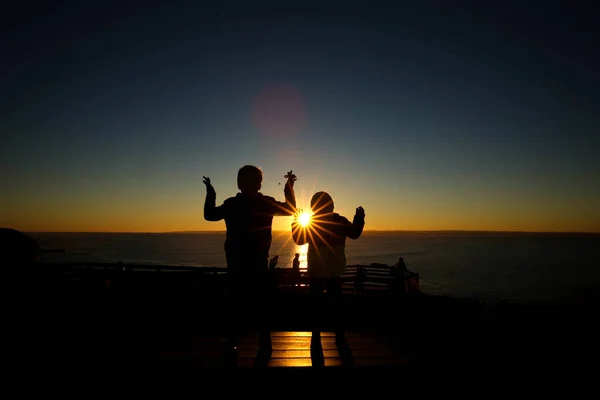 Une Silhouette Enfants Jouant Bord Mer Coucher Soleil — Photo