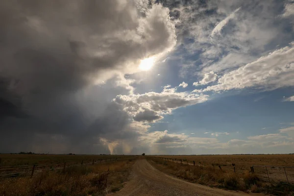 Uno Scatto Una Strada Che Attraversa Campo Con Cielo Nuvoloso — Foto Stock