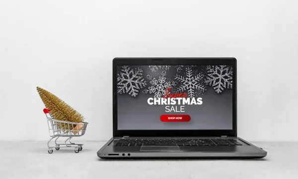 Экран Ноутбука Показывающий Рождественскую Распродажу Рядом Мини Корзиной Маленькой Золотой — стоковое фото