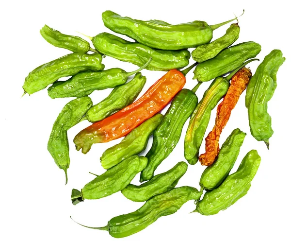 Los Chiles Shishito Verdes Naranjas Sobre Fondo Blanco — Foto de Stock