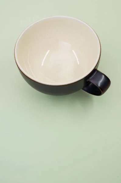 Disparo Vertical Una Taza Azul Oscuro Blanco — Foto de Stock