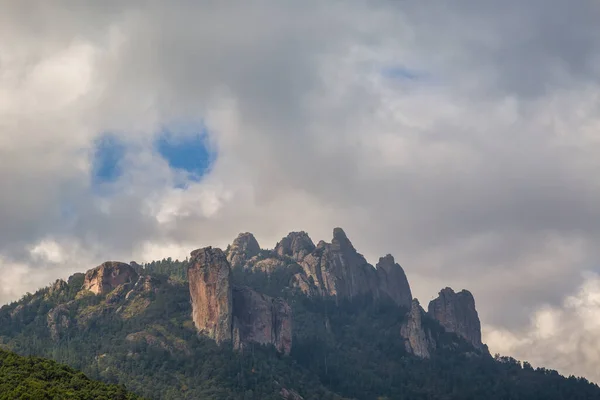 Прекрасний Знімок Високих Гір Пагорбів Покритих Зеленню Сонячний День — стокове фото