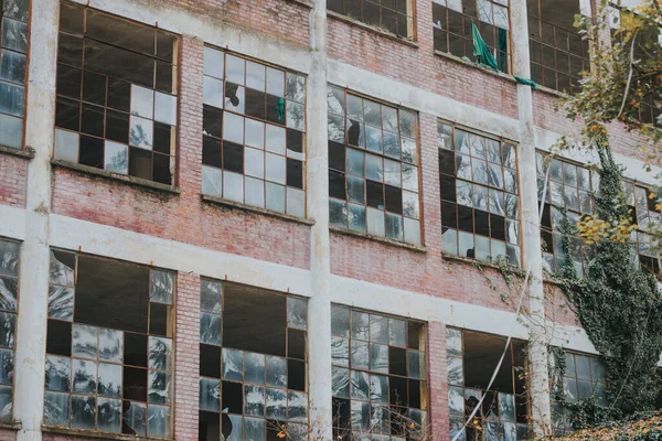 Veduta Finestre Rotte Vecchio Edificio Mattoni Abbandonati — Foto Stock