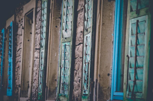 Крупним Планом Знімок Стіни Старими Дерев Яними Вікнами — стокове фото